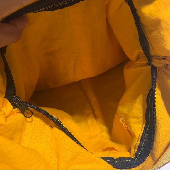 Multicolored Embroidered Medium size Crossbody bag. Zipper. Great Condition! - Picture 3 of 11